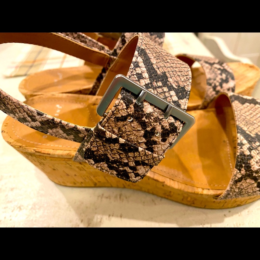 Snakeskin pattern wedge sandal, 8m